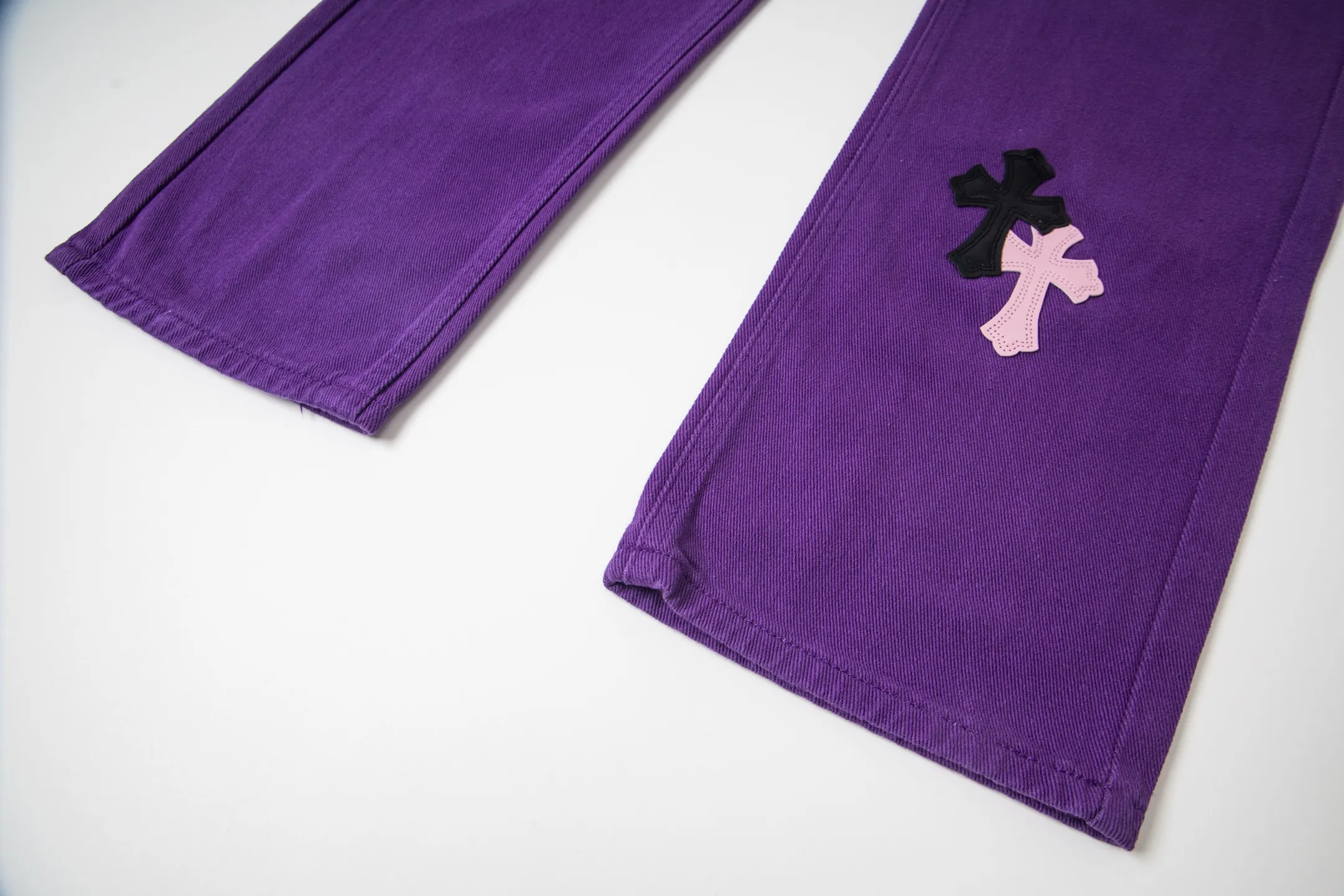 P240 Chrome Hearts Overseas limited edition violet patchwork leather cross hot girl couple jeans are a hot item this season and are sought after by countless celebrities and fashionistas. The neat details of the cutting process add color to the playful fashion! The neat and meticulous design, and the well-fitting structure is unique. The upper body not only has outstanding recognition, but also looks younger and younger. A style with the ultimate wearing meaning and performance, gorgeous color matching, and the craftsmanship of this style is also extremely extraordinary. After the finished product is washed, it is disassembled and hand-made with sheepskin cross leather and then spliced ​​together to complete. The whole piece has too many craftsmanship to describe. It is decorated with patchwork cross flowers and high-waisted washed jeans! ! Absolutely high-end luxury product, a god-level single product, a super popular product, made by top heavy industry, a magic weapon that cannot be missed to hit the streets. Style number: 1837 Size: 28 30 32 34 Color: purple